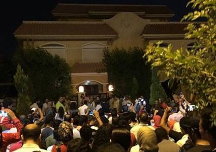 مئات المصريين يتجمعون أمام بيت صلاح بالقاهرة