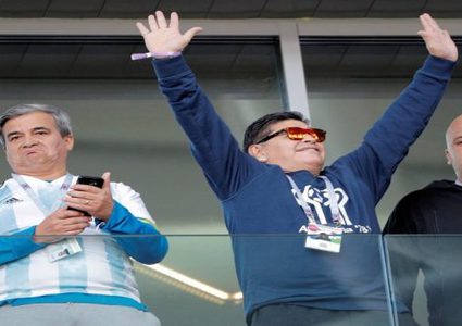 "فيفا" يطالب مارادونا بالهدوء واحترام المنافسين