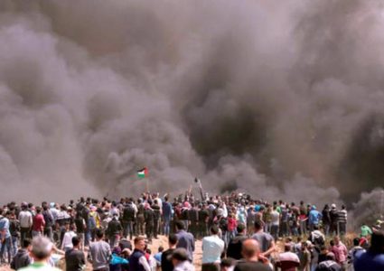 شهيدان و415 إصابة بالرصاص والاختناق على حدود غزة