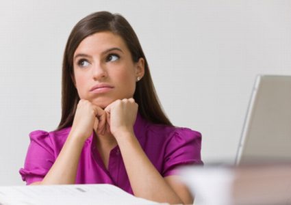 العلم يحدد سبب شعورنا بالقلق الدائم