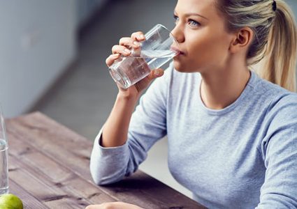 تحذير : لا تقف وتشرب الماء