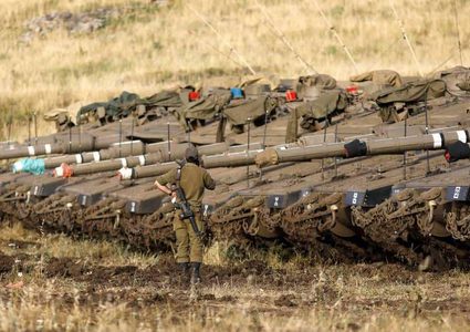 إسرائيل تعزز جيشها بالجولان وتلوح بـ"الرد القوي"