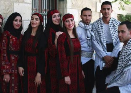الزي الفلسطيني حكاية متشعبة التفاصيل (صور)