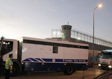 الاعتداء على 3 اسرى خلال نقلهم في "البوسطة"