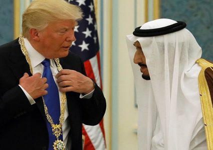 الملك سلمان يؤكد لترامب استخدام احتياطيات النفط لإنقاذ السوق