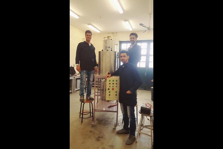 طلبة من قسم الهندسة الميكانيكية في النجاح يخترعون آلة لتحويل زيت الطعام المستخدم لديزل حيوي