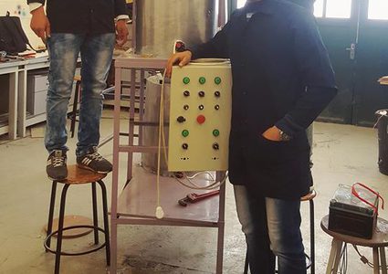 طلبة من قسم الهندسة الميكانيكية في النجاح يخترعون آلة لتحويل زيت الطعام المستخدم لديزل حيوي