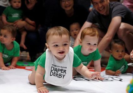 بالفيديو.. رُضَع في "سباق محتدم"