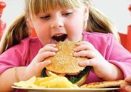 تحذير للآباء.. السمنة قد تصيب طفلك بالتهاب المفاصل