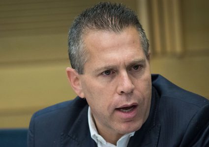 أدران فخور باقتحامات اليهود في منطقة حائط البراق!