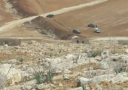 الاحتلال يقتحم الرأس الأحمر بالأغوار ويصادر مركبتين