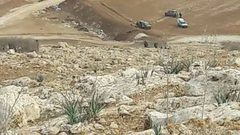 الاحتلال يقتحم الرأس الأحمر بالأغوار ويصادر مركبتين