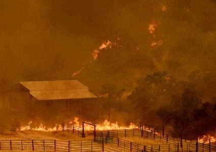 عمليات إجلاء بسبب حرائق غابات كاليفورنيا