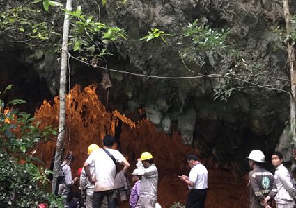 فريق كرة قدم محتجز بالكامل في كهف تحت الماء.. سباق مع الزمن لإنقاذه (فيديو)