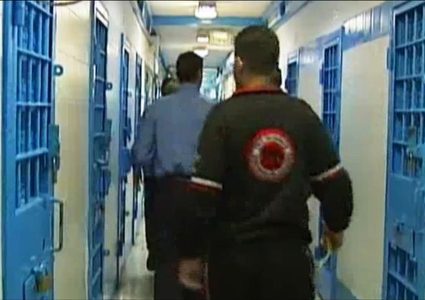 الأسير أبو عرام يروي تفاصيل اعتداء قوات الاحتلال عليه في عيد الفطر