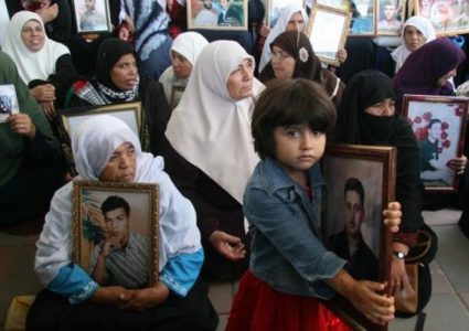 أهالي أسرى غزة يتوجهون لزيارة أبنائهم في سجن "نفحة"