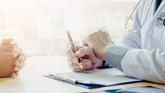 اختيارك لطبيبك قد يكون سببا في إطالة حياتك!