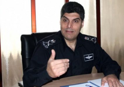 اللواء حازم عطا لله يمنح عددا من منتسبي الشرطة جائزة التميز