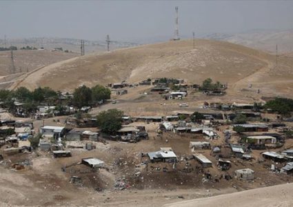 الاحتلال يغلق طرقا داخل تجمع الخان الأحمر