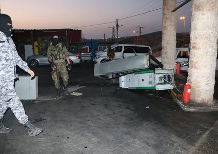 صباح الثلاثاء .. إغلاق 3 محطات للوقود (صور)