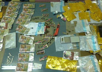 القبض على شخصين بحوزتهما مواد مخدرة