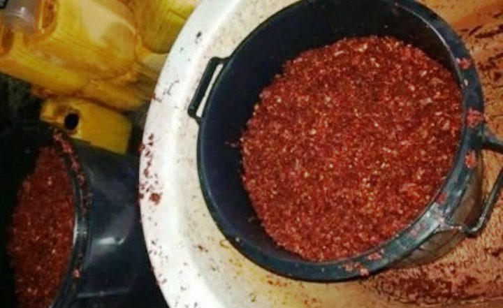 "حرب المعسل" .. ضبط مصنع غير قانوني (صور)