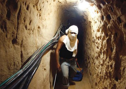 فقدان الاتصال بعُمّال فلسطينيين إثر تدمير نفق على حدود مصر