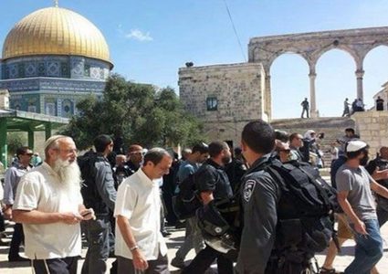 "جماعات الهيكل" توزع دعوات لاقتحام الاقصى