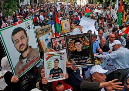 الطيبي: خصم مخصصات الأسرى والشهداء سطو مسلح