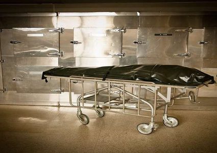 امرأة "ميتة" تعود للحياة في ثلاجة المشرحة!