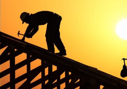 كيف تحمي نفسك من أشعة الشمس أثناء العمل؟