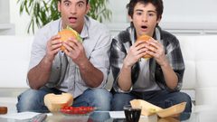 أضرار الوجبات السريعة أثناء مشاهدة مباريات كأس العالم