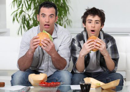 أضرار الوجبات السريعة أثناء مشاهدة مباريات كأس العالم