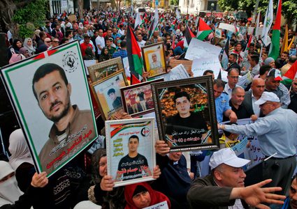 نيويورك تايمز: إسرائيل تعاقب السلطة لدفعها رواتب الشهداء والأسرى