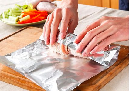 حقائق عن ورق الألومنيوم: أضراره وبدائله.. لكن قشر الموز قد يكون أفضل