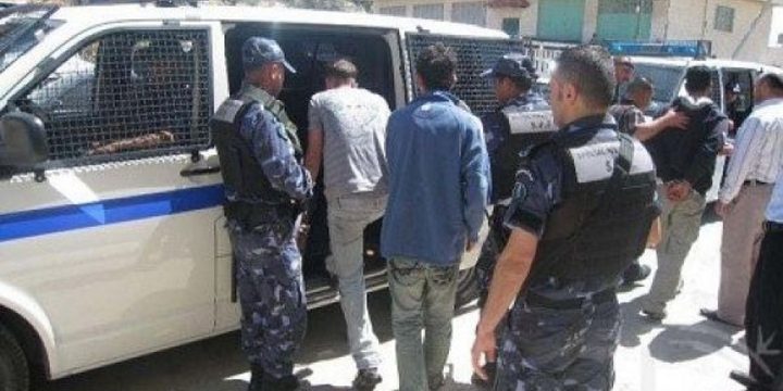 الخليل : شرطة الآثار تضبط 2571 قطعة أثرية وتعتقل مشتبهين