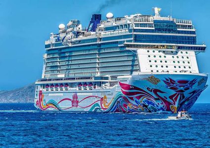 إنقاذ بحار قضى يوما كاملا يسبح في عرض البحر