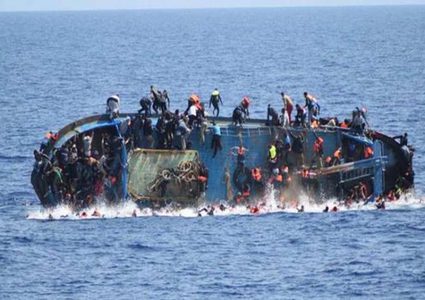 63 مهاجراً في عداد المفقودين إثر غرق زورق قبالة الساحل الليبي