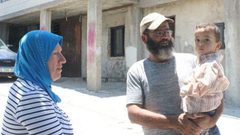 الرئيس يسلم "شيك" لمواطن يرعى أقدم زيتونة في العالم