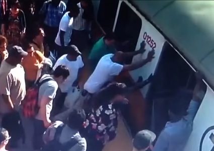 مشهد إنقاذ "بطولي" يجتاح مواقع التواصل الاجتماعي