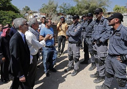 الاحتلال يمنع وفودا أوروبية من الوصول للخان الأحمر