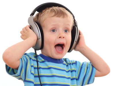 "سماعات الأذن" قد تضر أطفالكم
