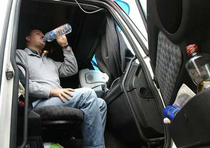 خطر عدم شرب المياه أثناء قيادة السيارة