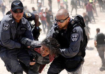 "الخان الأحمر" .. وحيدا في مواجهة "التهجير" (صور - فيديو)