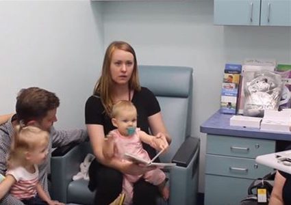 طفلة تسمع للمرة الأولى وهذا رد فعل والدتها!