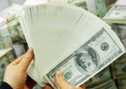 "أكبر حرب تجارية بالتاريخ" تضرب الدولار