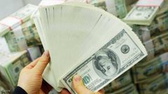 "أكبر حرب تجارية بالتاريخ" تضرب الدولار