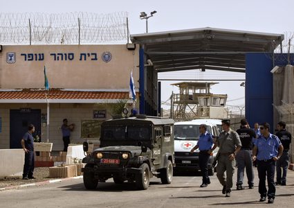 الاحتلال يعتقل مدير عام هيئة الشؤون المدينة على حاجز بيت حانون