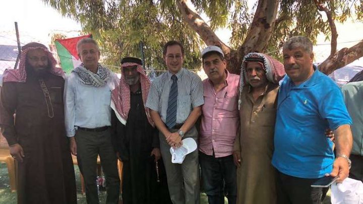 ممثل روسيا لدى فلسطين يزور الخان الأحمر تضامنا مع سكانه