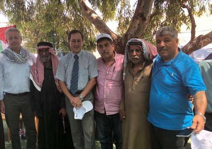 ممثل روسيا لدى فلسطين يزور الخان الأحمر تضامنا مع سكانه